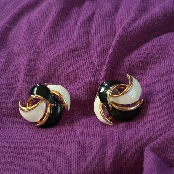 Elegant Black and White Gold-Tone Earrings - Picture 3 of 5
